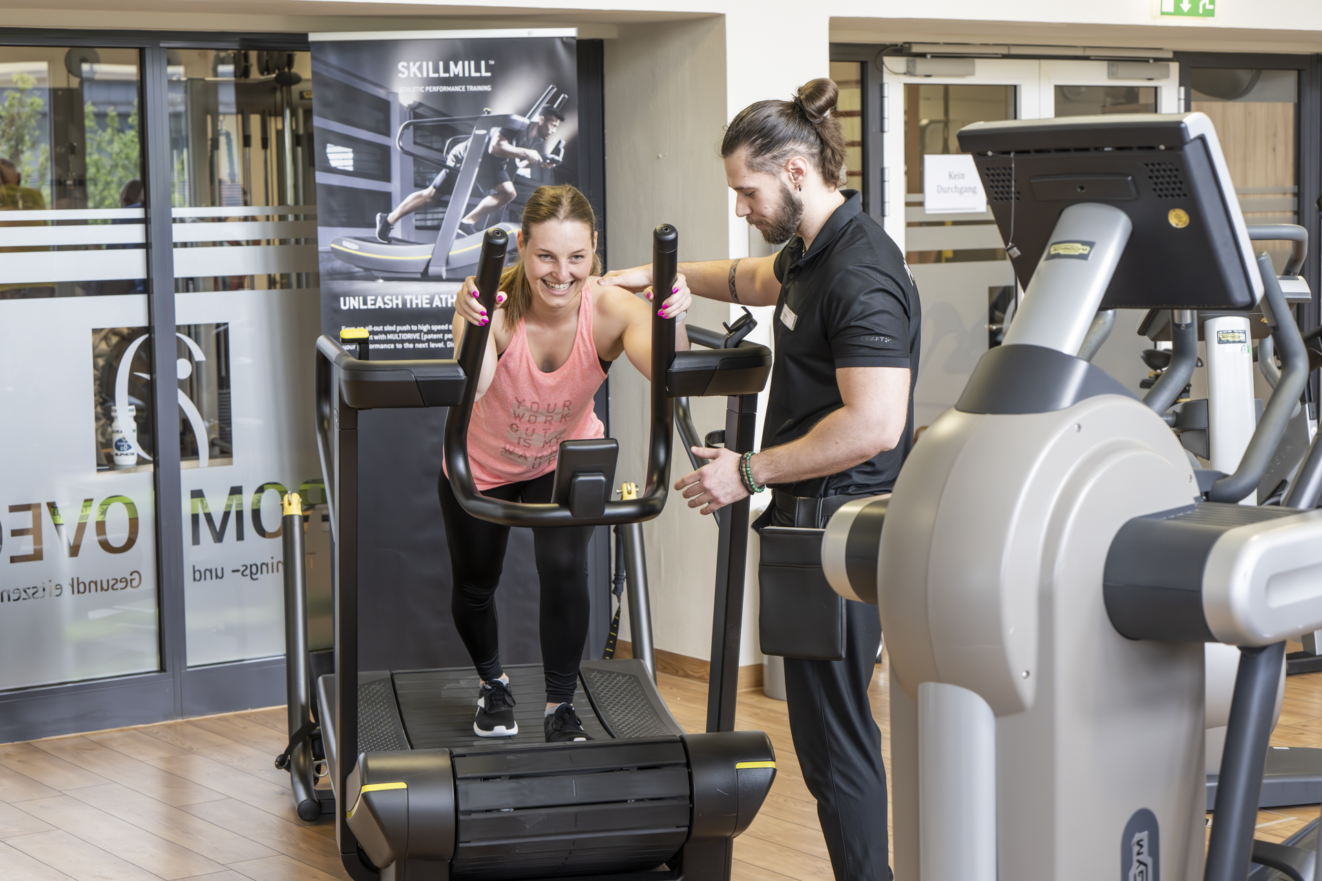 Trainingsbetreuung durch einen qualifizierten Coach im PROMOVEO Fitnesszentrum